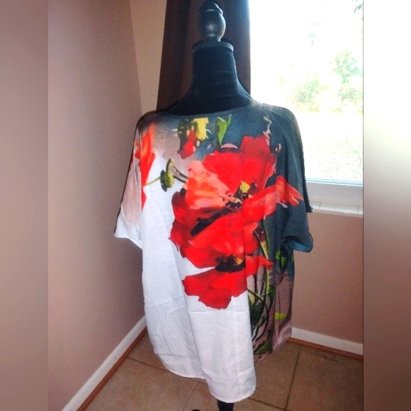 ♥️🤍🖤 NWOT Womens 2X Floral Top with Red Poppies Lightweight Spring Summer - Picture 3 of 3